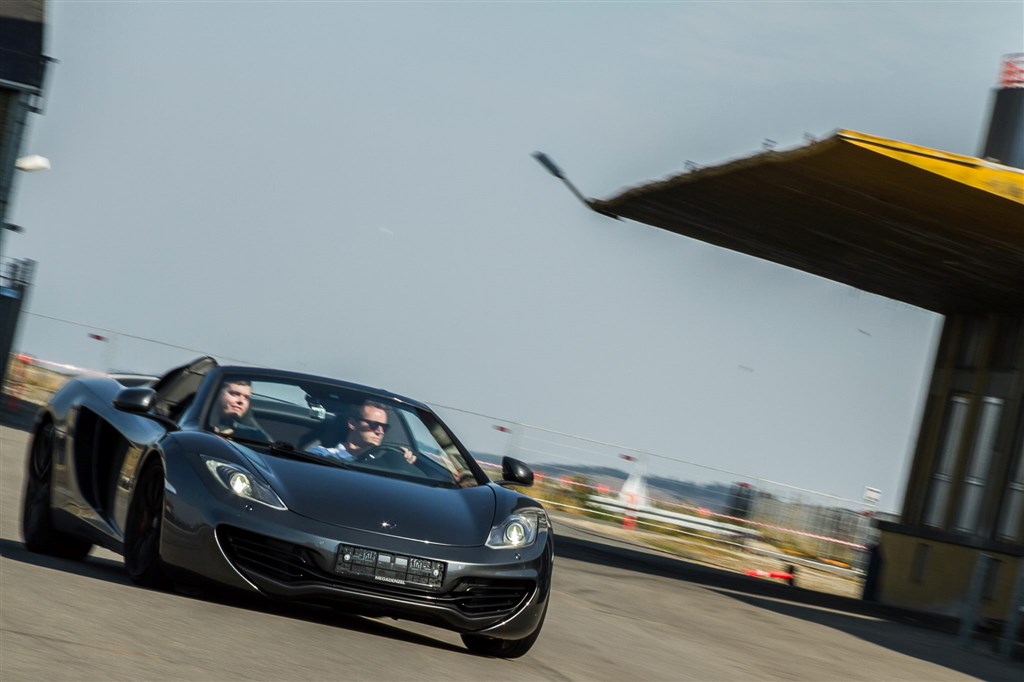 Der blev givet highspeed-ture i eksotiske sportsvogne på havnen i Struer
(Foto: Struer Racing Festival)